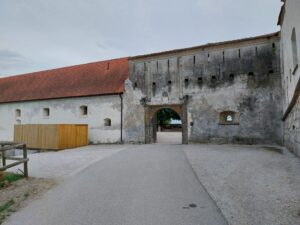 Vhod v grad je na cesti, pred grajskim obzidjem pa sta dve parkirni mesti za invalide.