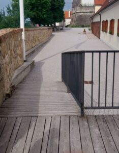 Lesena klančina z metalno ograjo, omogoča dostop do grajskega dvorišča in razgledne terase za uporabnike invalidskih vozičkov.