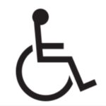 Črno-bel znak s simbolom invalidskega vozička, ki označuje dostopnost za osebe z omejeno mobilnostjo.